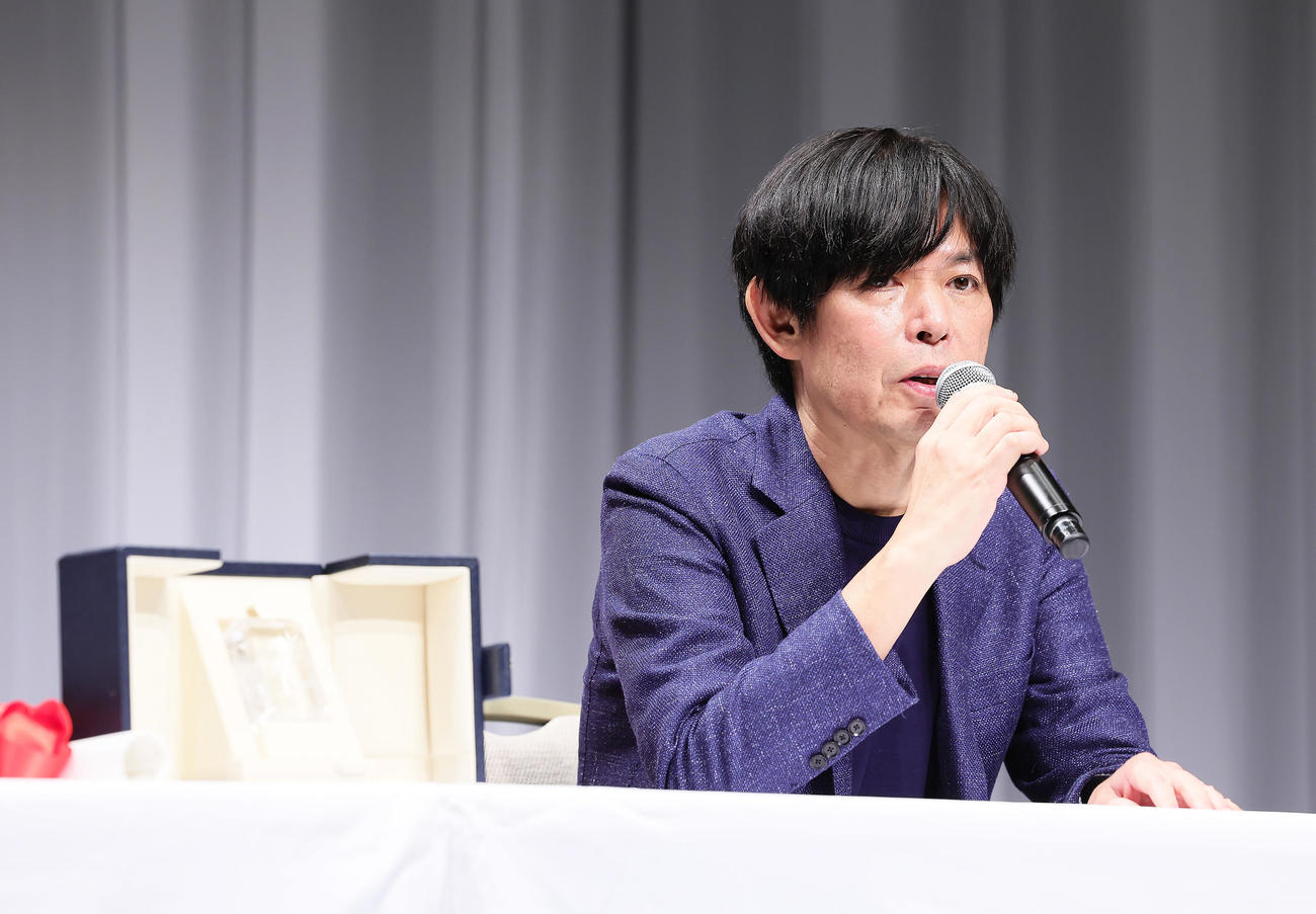 カンヌ国際映画祭「脚本賞」を受賞した喜びを語る坂元裕二氏（撮影・足立雅史）