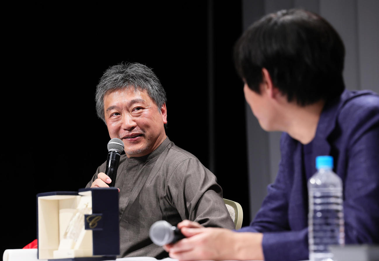 カンヌ国際映画祭「脚本賞」を受賞した坂元裕二氏（右）を見つめ笑顔で話す是枝裕和監督（撮影・足立雅史）