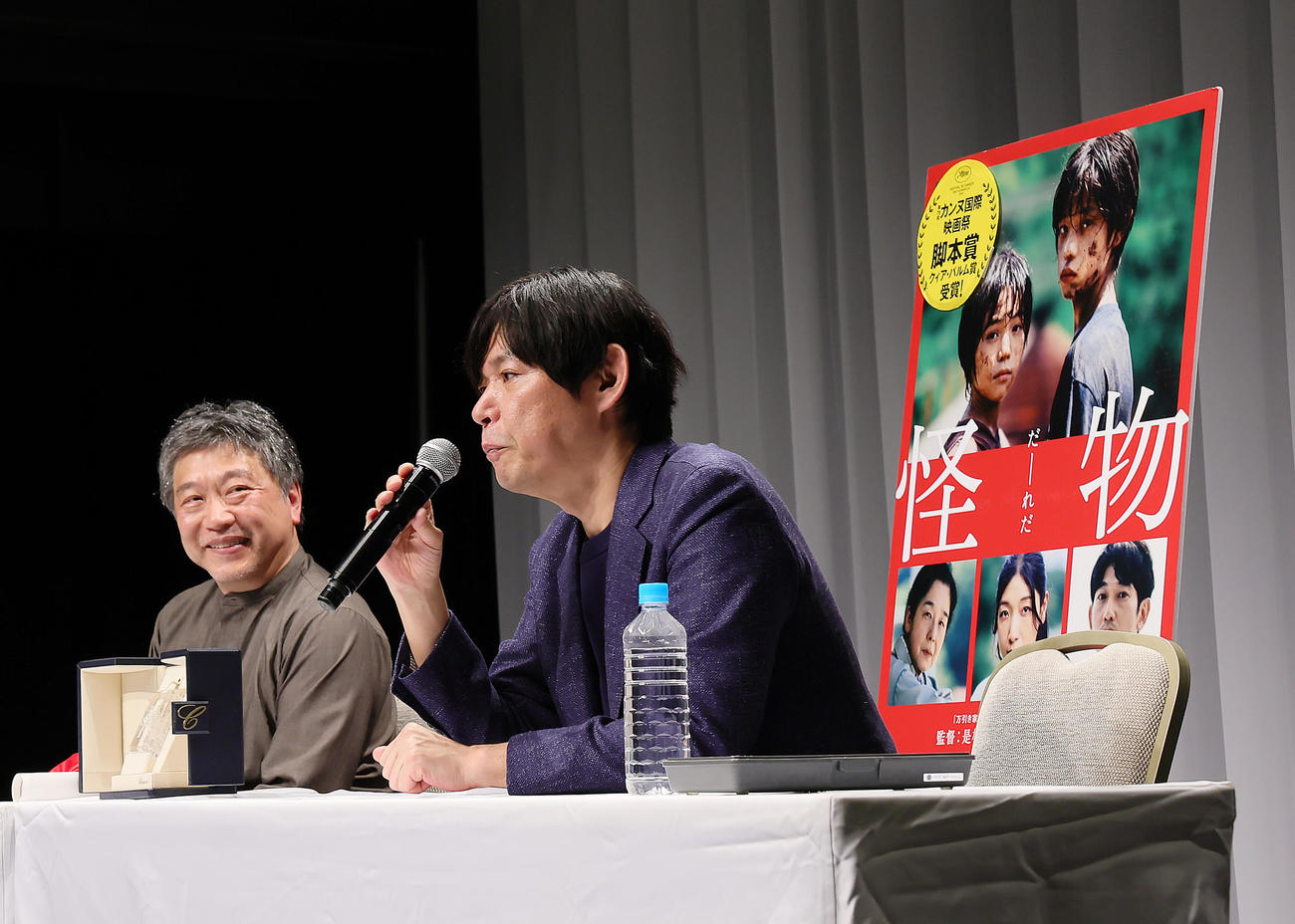 カンヌ国際映画祭「脚本賞」を受賞し凱旋会見で、仕事の大変さを語る坂元裕二氏（右）を笑顔で見つめる是枝裕和監督（撮影・足立雅史）