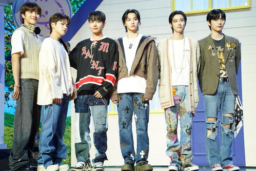 デビューしたBOYNEXTDOOR。左からWOONHAK、RIWOO、JAEHYUN、SUNGHO、LEEHAN、TAESAN（撮影・佐藤勝亮）