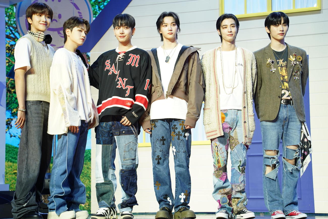 デビューしたBOYNEXTDOOR。左からWOONHAK、RIWOO、JAEHYUN、SUNGHO、LEEHAN、TAESAN（撮影・佐藤勝亮）
