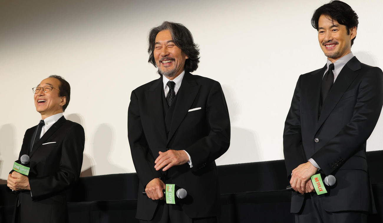 Netflixのドラマ「THE　DAYS」のワールドプレミア舞台あいさつを行った役所広司（中央）は、カンヌ国際映画祭男優賞の受賞を祝福され笑顔。左は小日向文世、右は竹野内豊（撮影・野上伸悟）