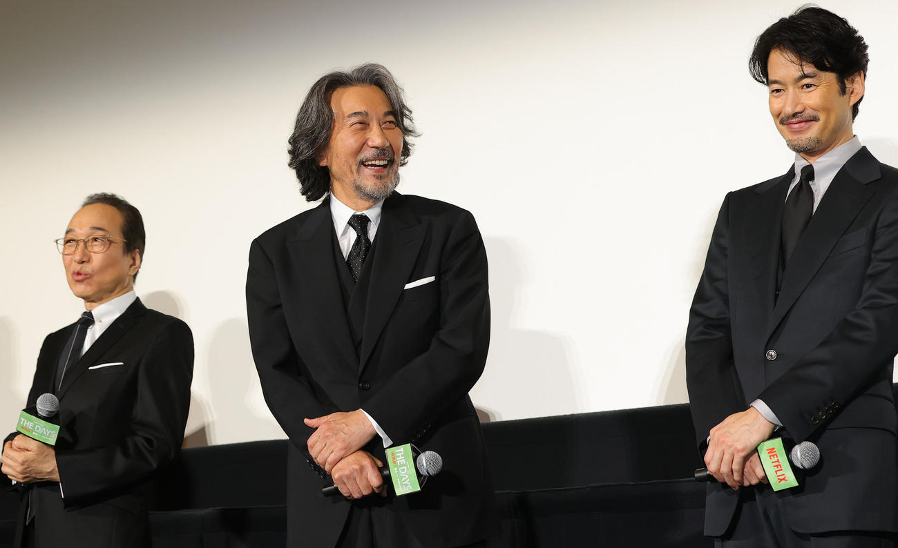 Netflixのドラマ「THE　DAYS」のワールドプレミア舞台あいさつを行った役所広司（中央）は、カンヌ国際映画祭男優賞の受賞を祝福され笑顔。左は小日向文世、右は竹野内豊（撮影・野上伸悟）