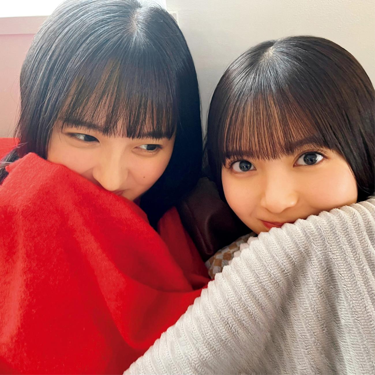 乃木坂46のメンバー同士が撮影したオフショット写真集「乃木撮　VOL．03」のカット。遠藤さくら（左）と齋藤飛鳥