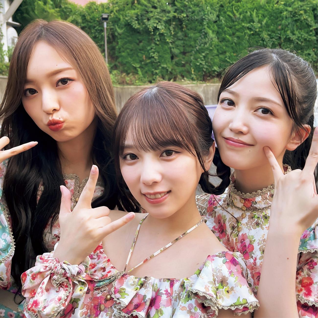 乃木坂46のメンバー同士が撮影したオフショット写真集「乃木撮　VOL．03」のカット。（左から）梅澤美波、与田祐希、久保史緒里