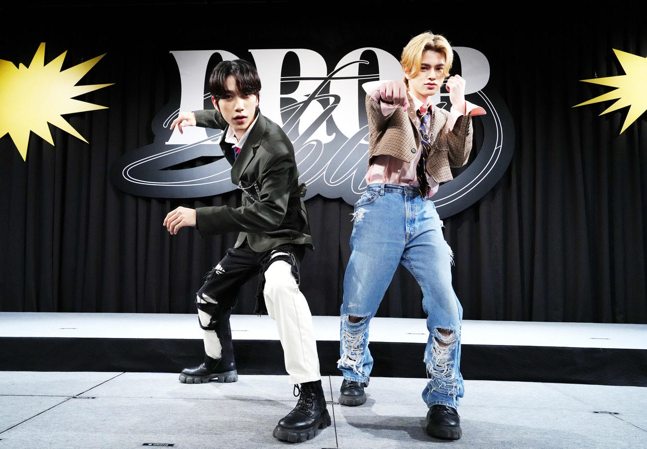 INIの4枚目シングル「DROP that」のロゴの前で写真に納まる池崎理人（左）と松田迅（撮影・江口和貴）