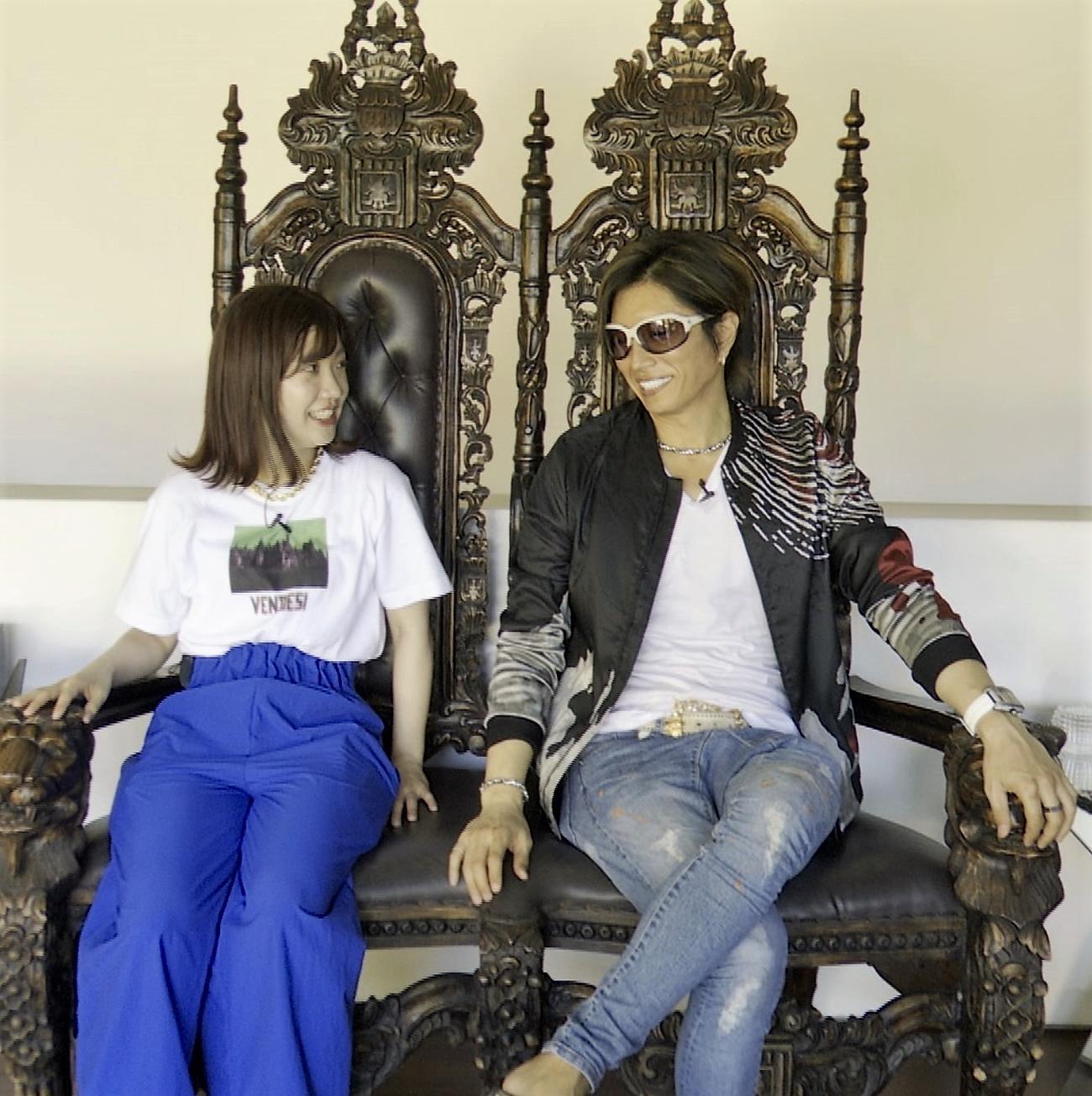 「トークィーンズ」に出演する3時のヒロイン福田麻貴とGACKT（C）フジテレビ