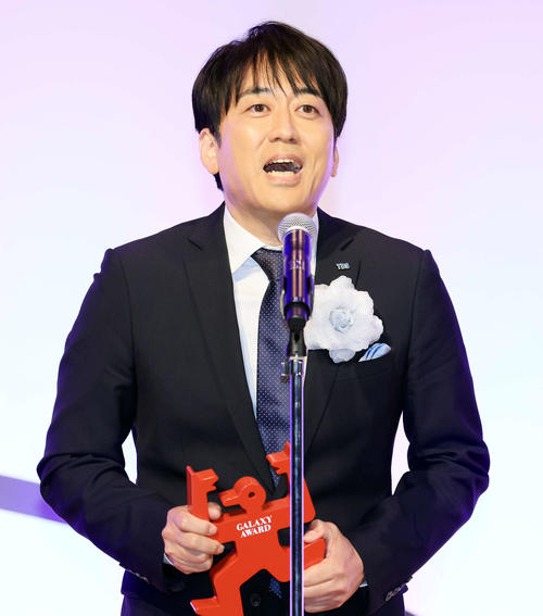 ギャラクシー賞のラジオ部門・DJパーソナリティ賞を受賞した安住紳一郎はあいさつ(撮影・浅見桂子)