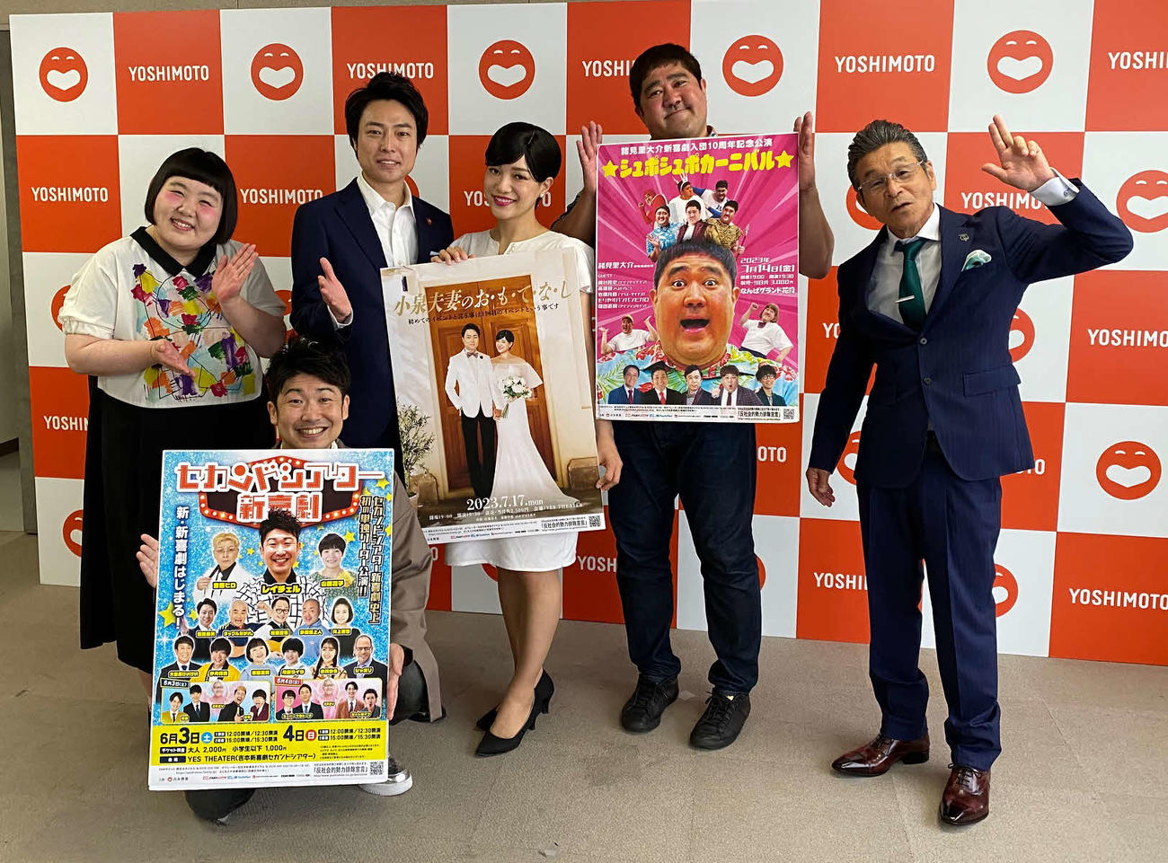 吉本新喜劇GM定例会見を開いた間寛平（右端）と、進行した酒井藍（左端）、会見に出席したレイチェル（手前）信濃岳夫（左から2人目）金原早苗（同3人目）諸見里大介（同4人目）（撮影・村上久美子）