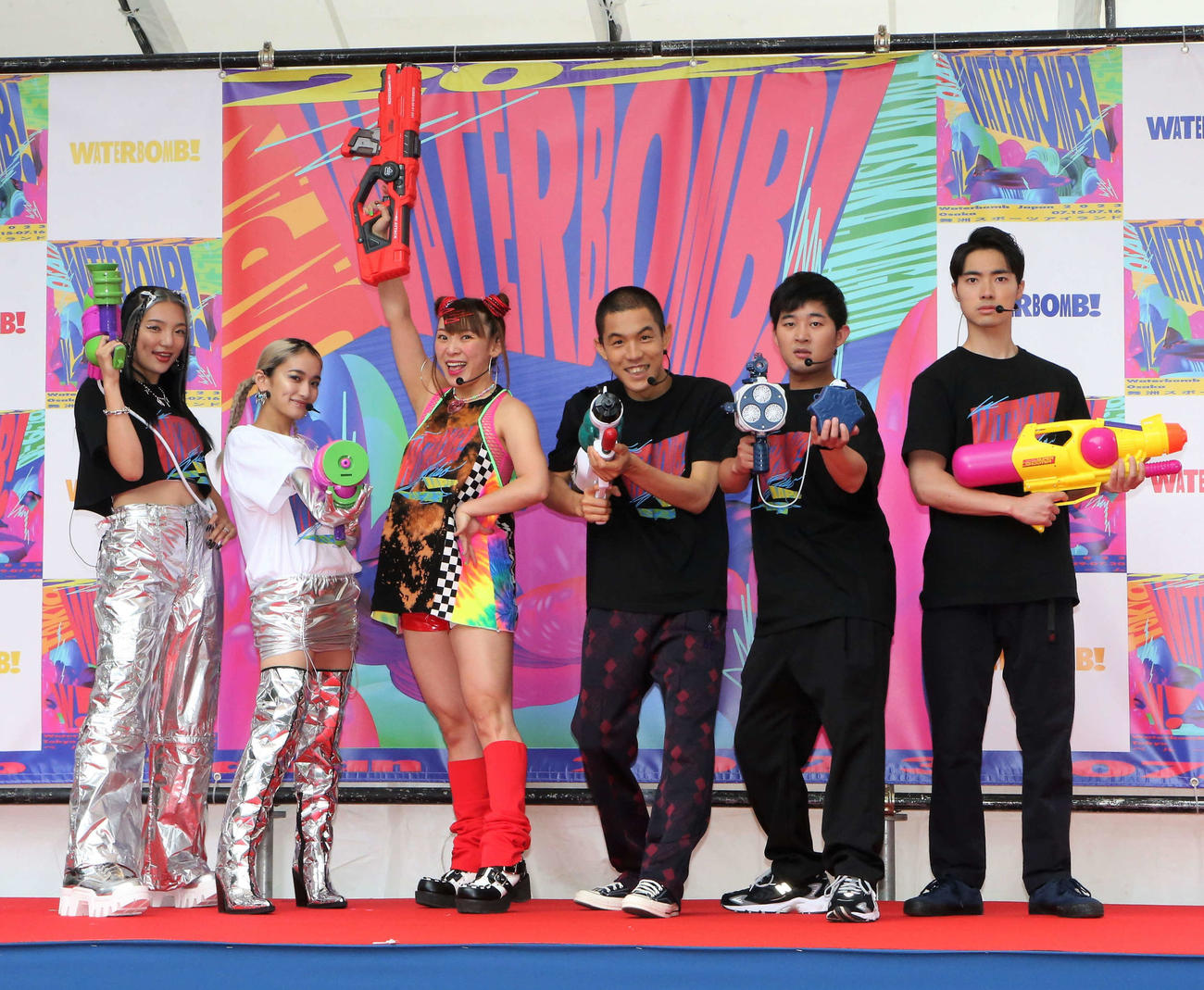 「WATERBOMB JAPAN　びしょ濡れ記者発表」に出場する、左からアンエンユリの須田アンナ、YURINO、フワちゃん、四千頭身の都築拓紀、後藤拓実、石橋遼大