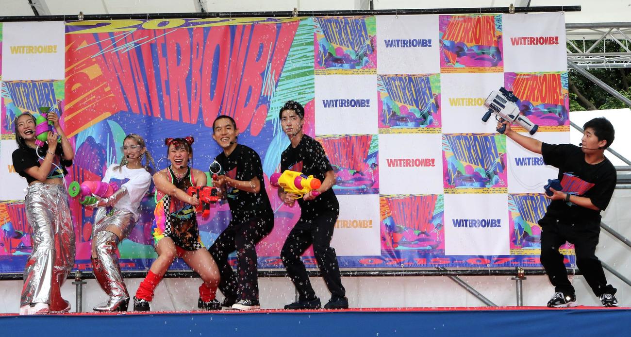 「WATERBOMB JAPAN　びしょ濡れ記者発表」に出場する、左からアンエンユリの須田アンナ、YURINO、フワちゃん、四千頭身の都築拓紀、石橋遼大、後藤拓実