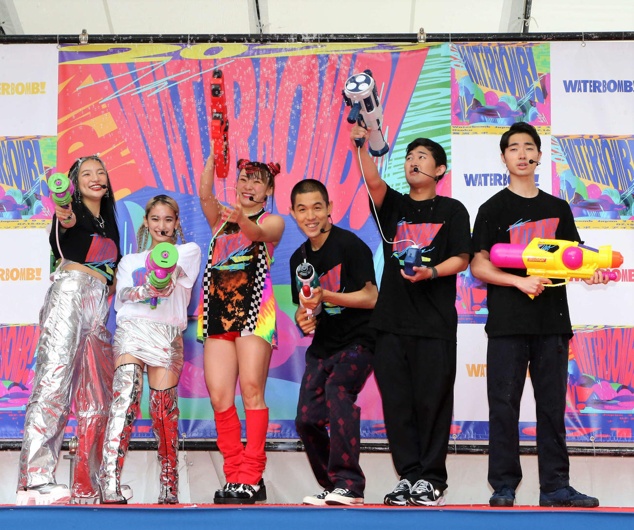 「WATERBOMB JAPAN　びしょ濡れ記者発表」に出場する、左からアンエンユリの須田アンナ、YURINO、フワちゃん、四千頭身の都築拓紀、後藤拓実、石橋遼大