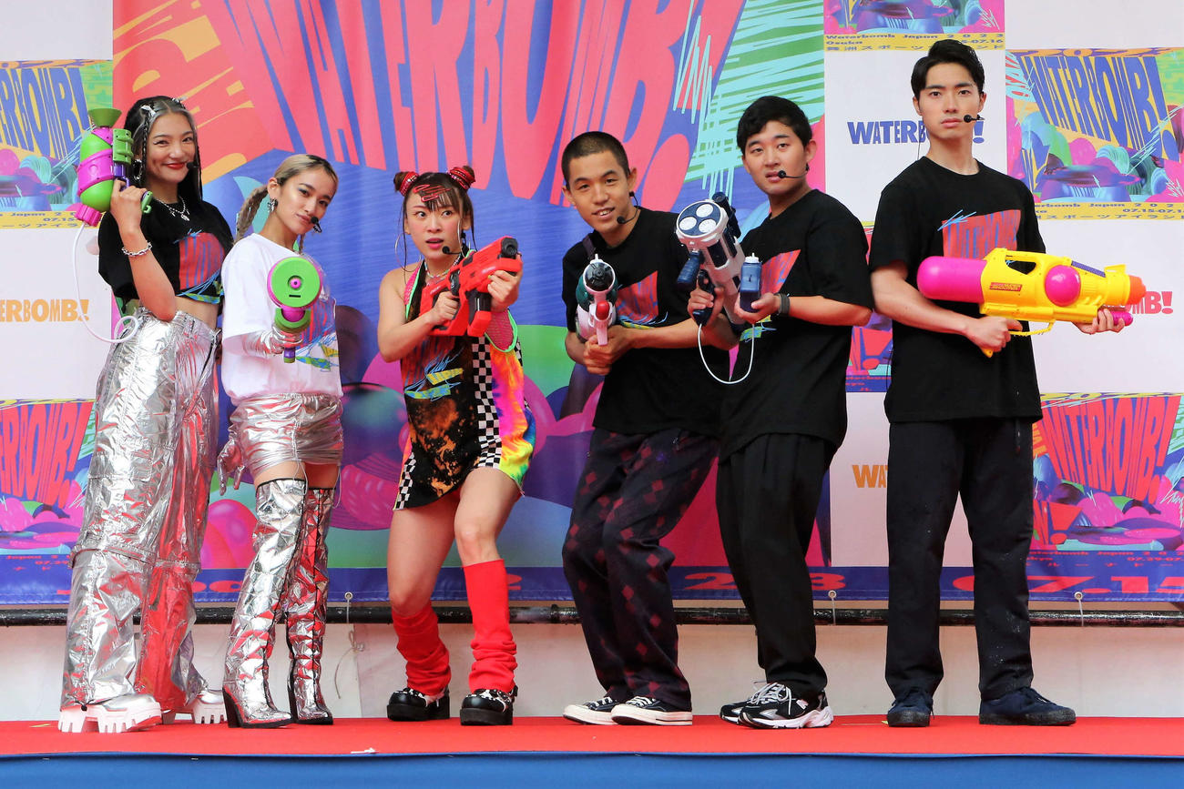 「WATERBOMB JAPAN　びしょ濡れ記者発表」に出場する、左からアンエンユリの須田アンナ、YURINO、フワちゃん、四千頭身の都築拓紀、後藤拓実、石橋遼大