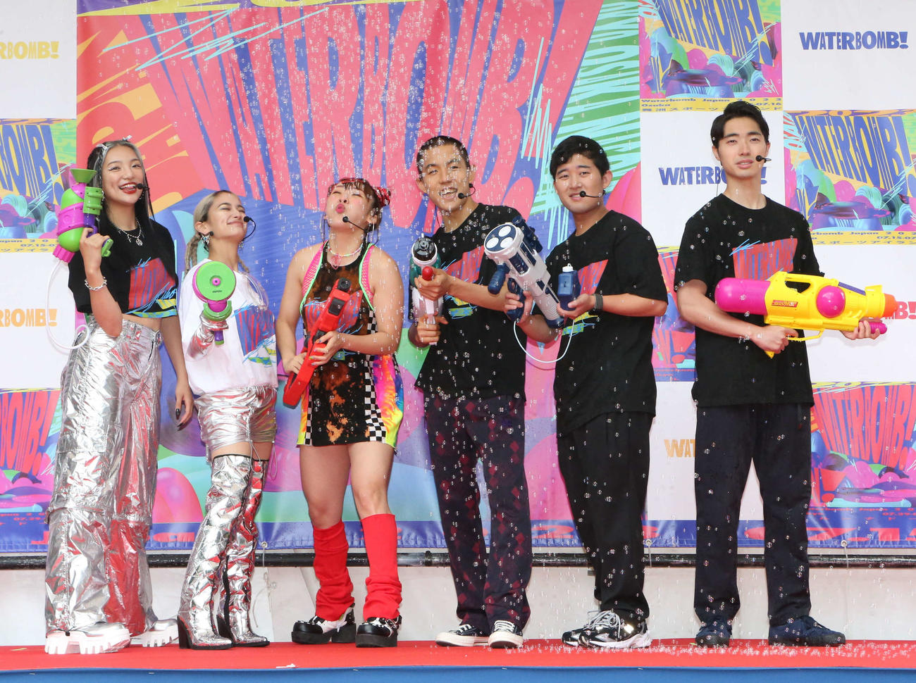「WATERBOMB JAPAN　びしょ濡れ記者発表」に出場する、左からアンエンユリの須田アンナ、YURINO、フワちゃん、四千頭身の都築拓紀、後藤拓実、石橋遼大