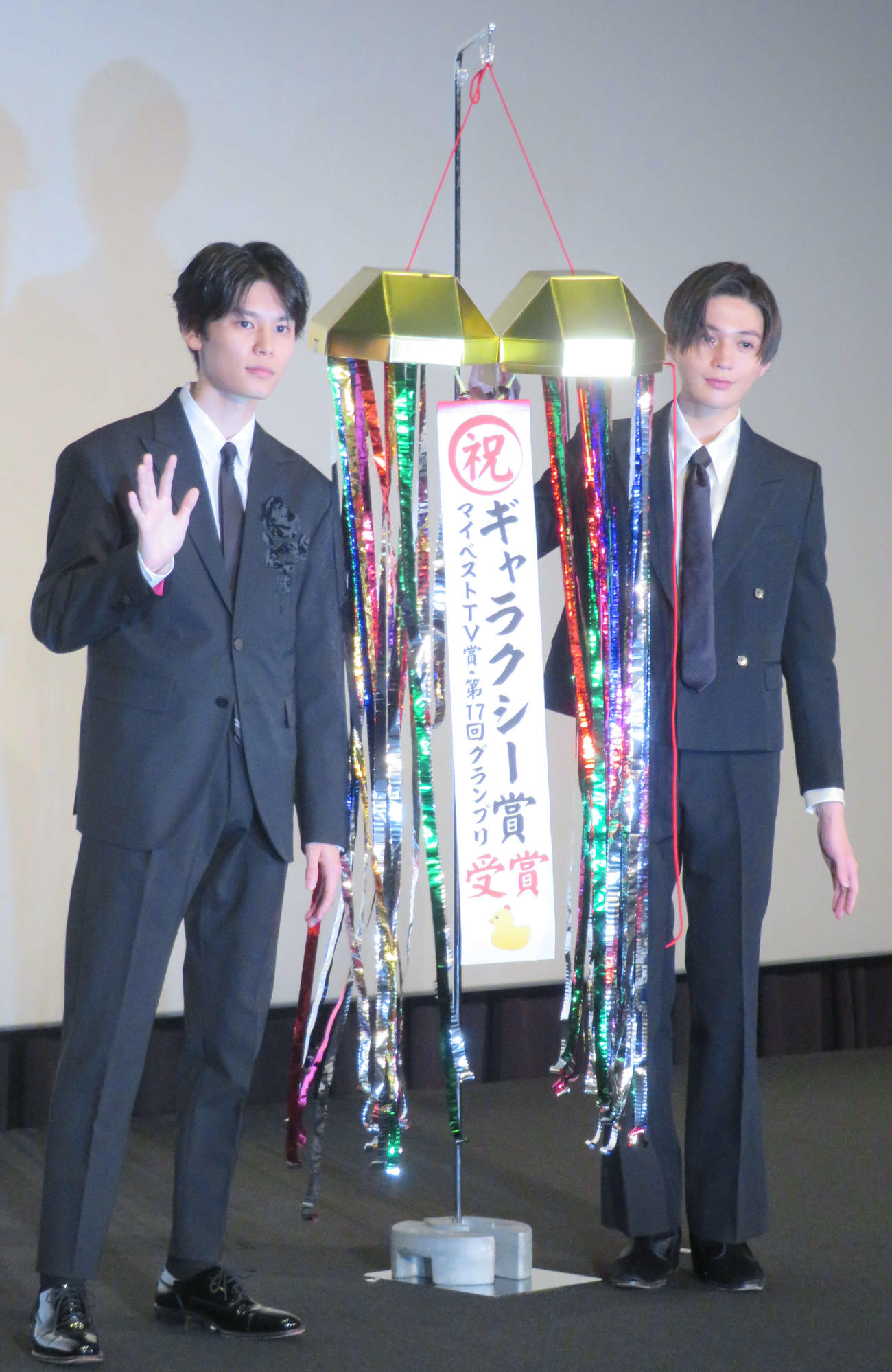 「劇場版　美しい彼劇場版～eternal～」祝ギャラクシー賞受賞！　記念イベントで、くす玉を割った萩原利久（左）とFANTASTICS八木勇征（撮影・村上幸将）