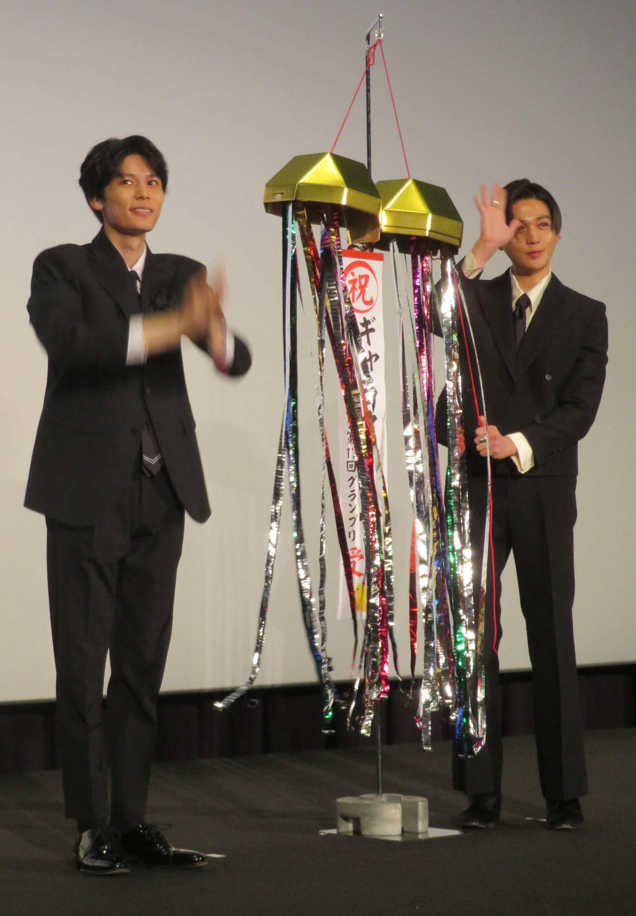 「劇場版　美しい彼劇場版～eternal～」祝ギャラクシー賞受賞！　記念イベントで、くす玉を割った萩原利久（左）とFANTASTICS八木勇征（撮影・村上幸将）