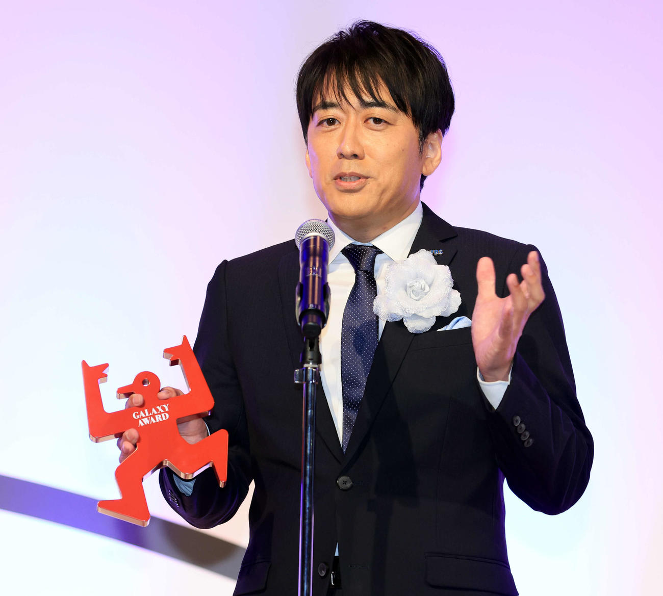 ギャラクシー賞のラジオ部門・DJパーソナリティ賞を受賞した安住紳一郎はあいさつ（撮影・浅見桂子）