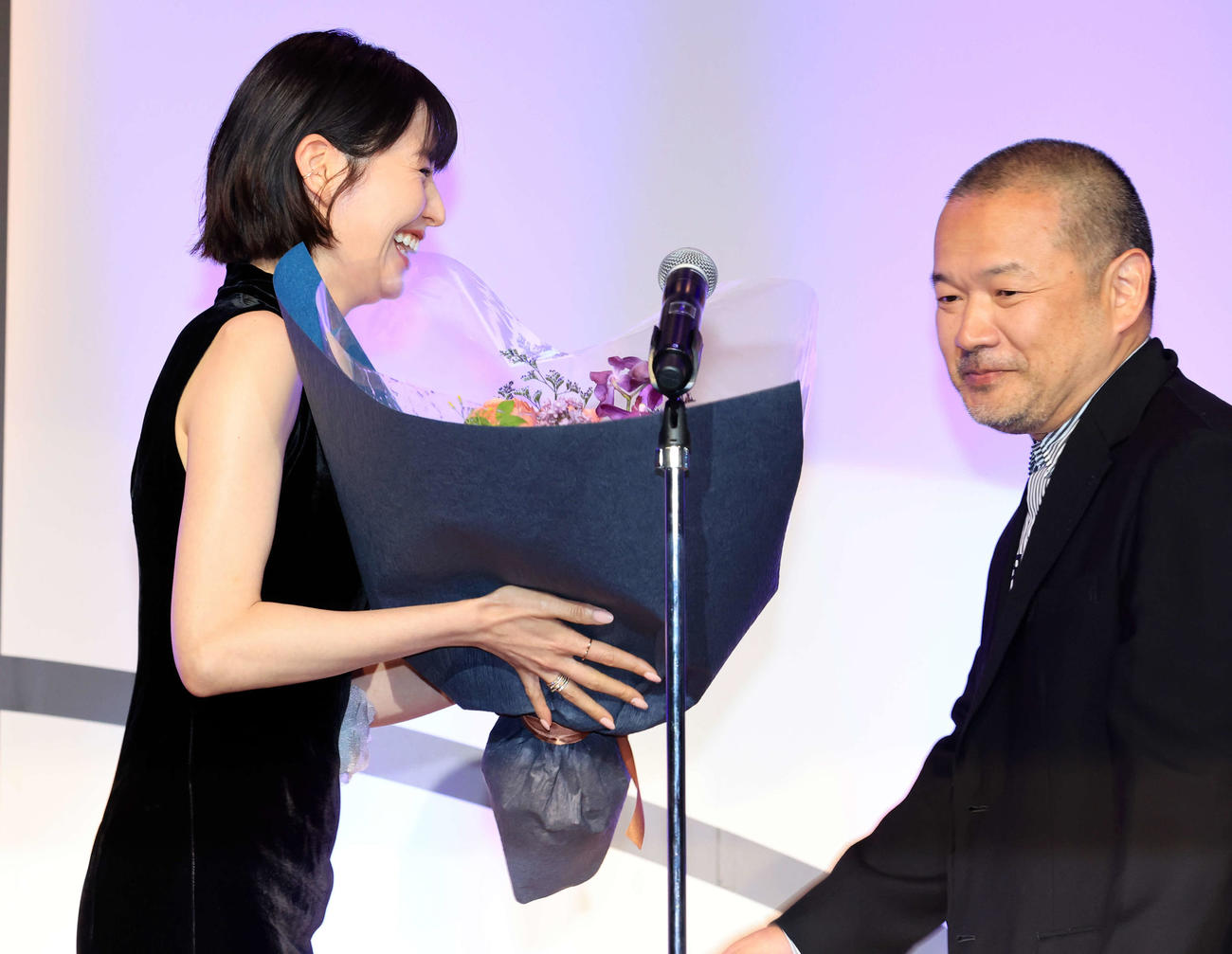 ギャラクシー賞のテレビ部門・個人賞を受賞した長澤まさみ（左）は大根仁監督から花束を贈られる（撮影・浅見桂子）