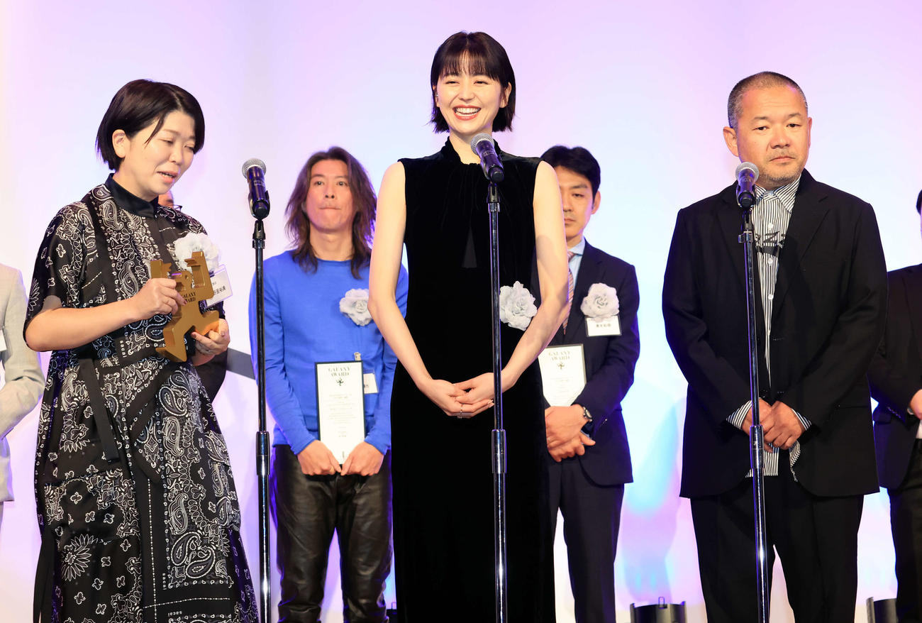 ギャラクシー賞テレビ部門の大賞を受賞し、笑顔の関西テレビ放送の佐野亜裕美氏（左）、長澤まさみ（中央）、大根仁監督（撮影・浅見桂子）