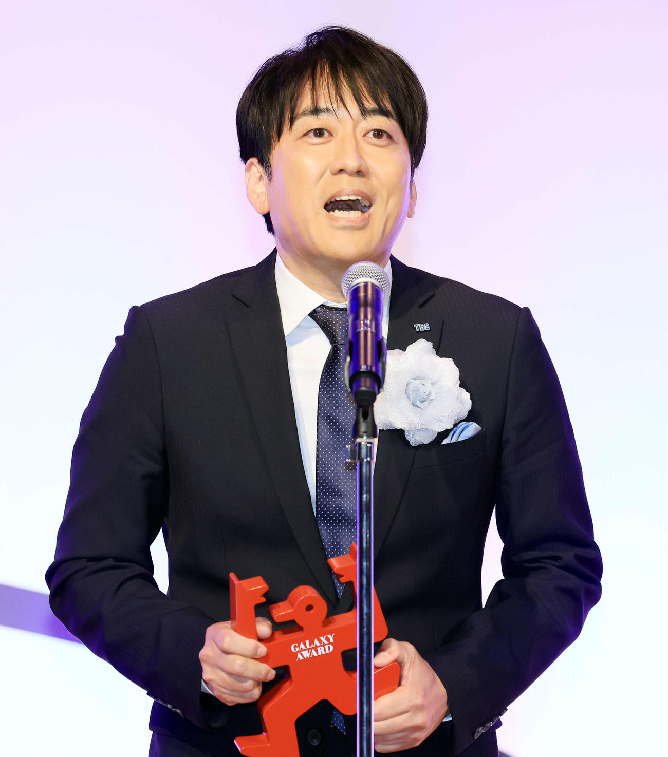 ギャラクシー賞のラジオ部門・DJパーソナリティ賞を受賞した安住紳一郎はあいさつ（撮影・浅見桂子）