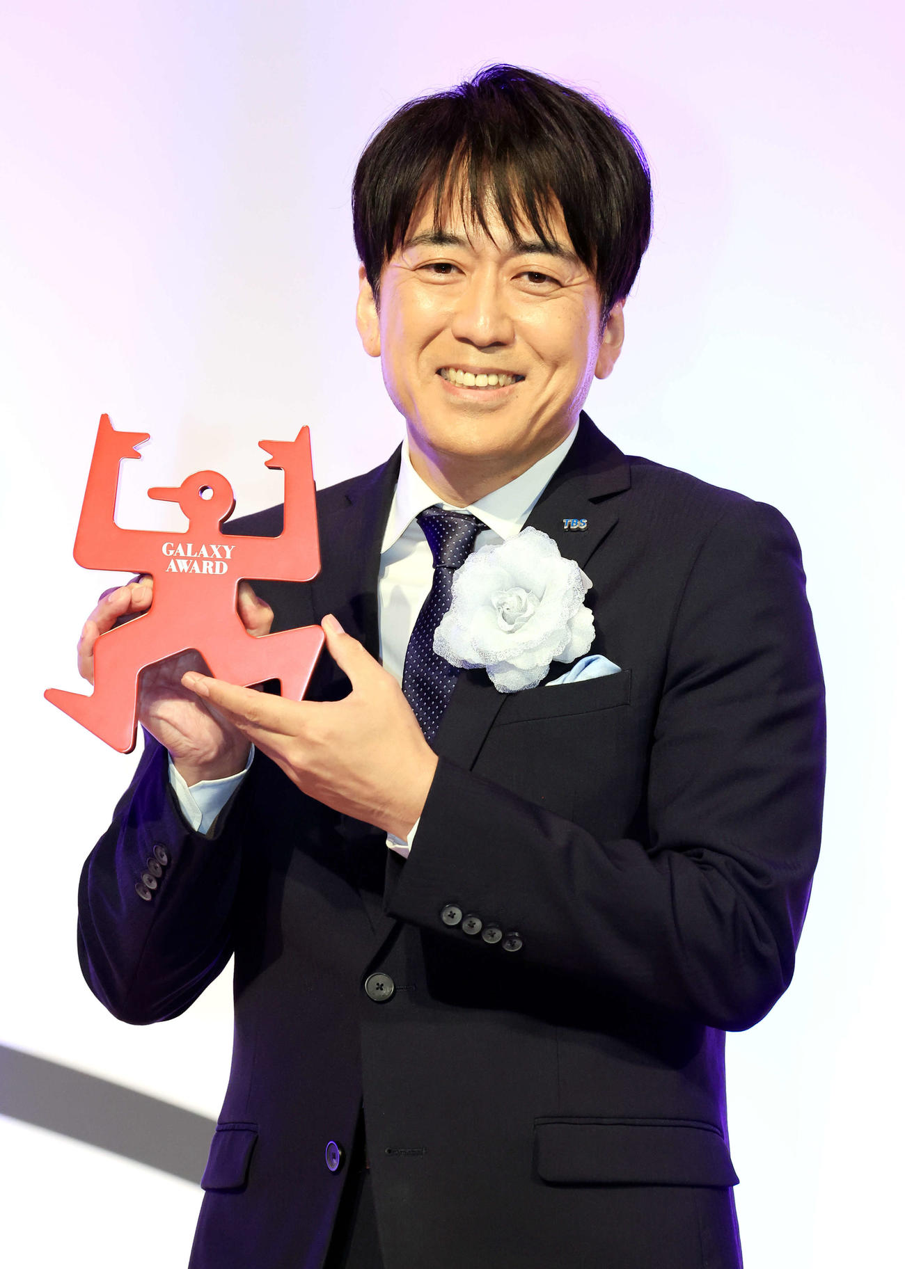 ギャラクシー賞のラジオ部門・DJパーソナリティ賞を受賞し笑顔を見せる安住紳一郎（撮影・浅見桂子）