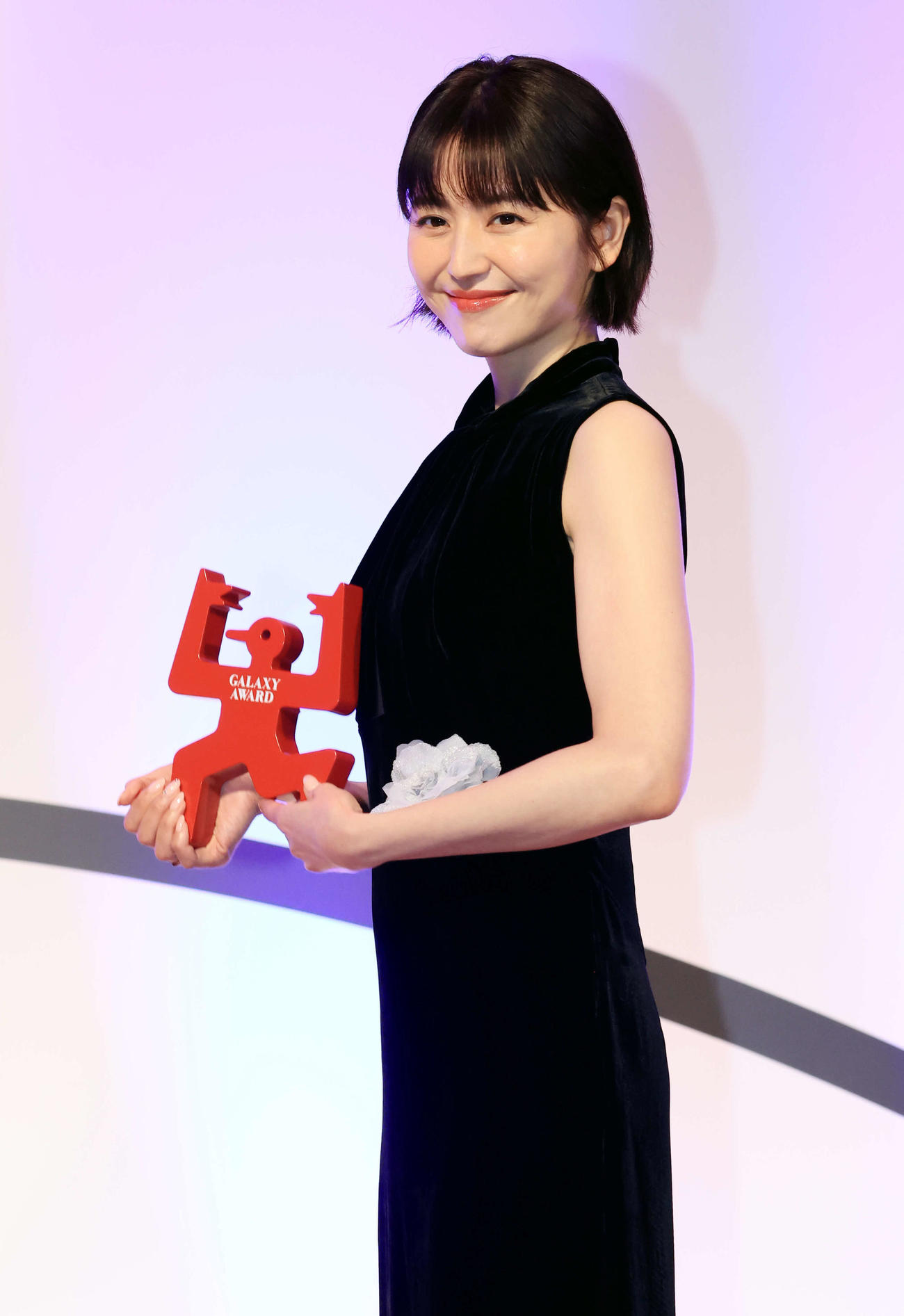 ギャラクシー賞のテレビ部門・個人賞を受賞した長澤まさみは笑顔を見せる（撮影・浅見桂子）