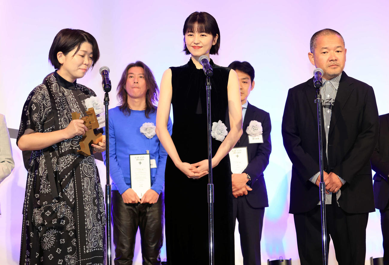 ギャラクシー賞テレビ部門の大賞を受賞し、笑顔の関西テレビ放送の佐野亜裕美氏（左）、長澤まさみ（中央）、大根仁監督（撮影・浅見桂子）