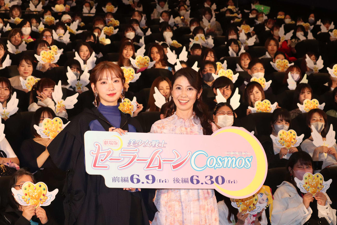 劇場版「美少女戦士セーラームーンCosmos」前編公開直前イベントに登壇した井上麻里奈（左）と三石琴乃（撮影・加藤理沙）