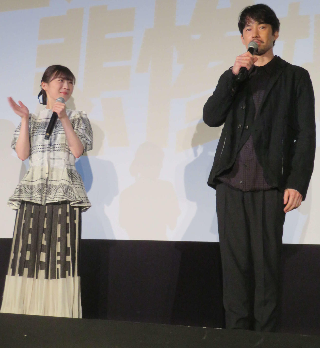 映画「探偵マリコの生涯で一番悲惨な日」完成披露舞台あいさつに登壇した伊藤沙莉と竹野内豊（撮影・村上幸将）