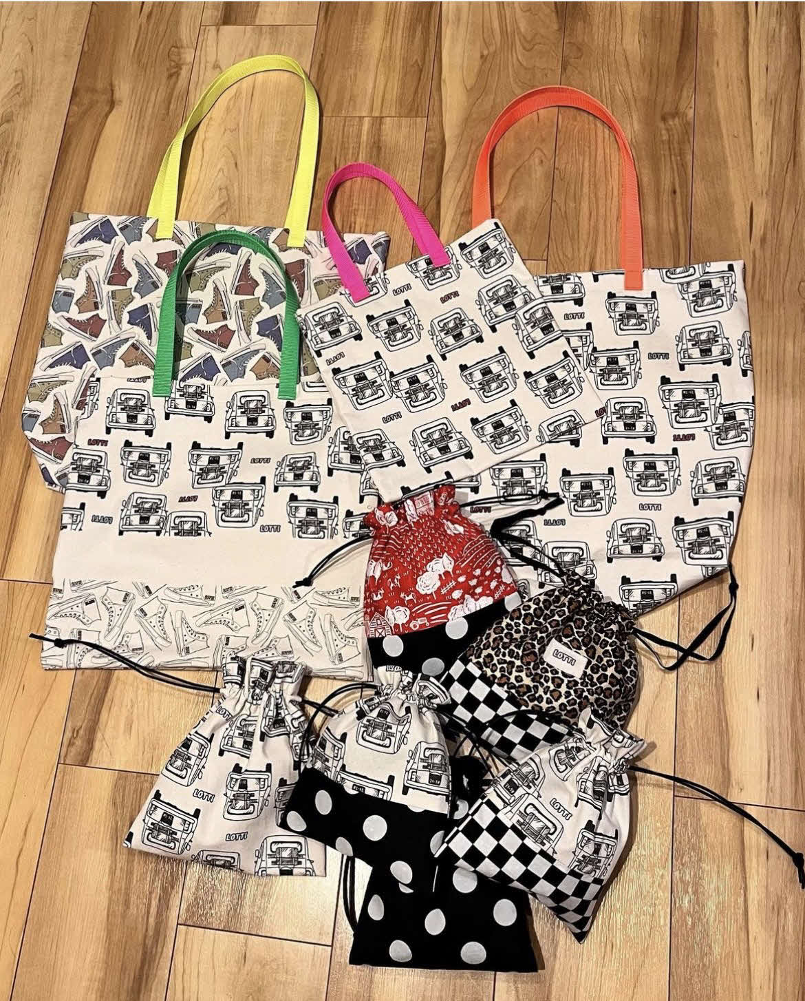 ロッチのコカドケンタロウがミシンで編んだバッグ