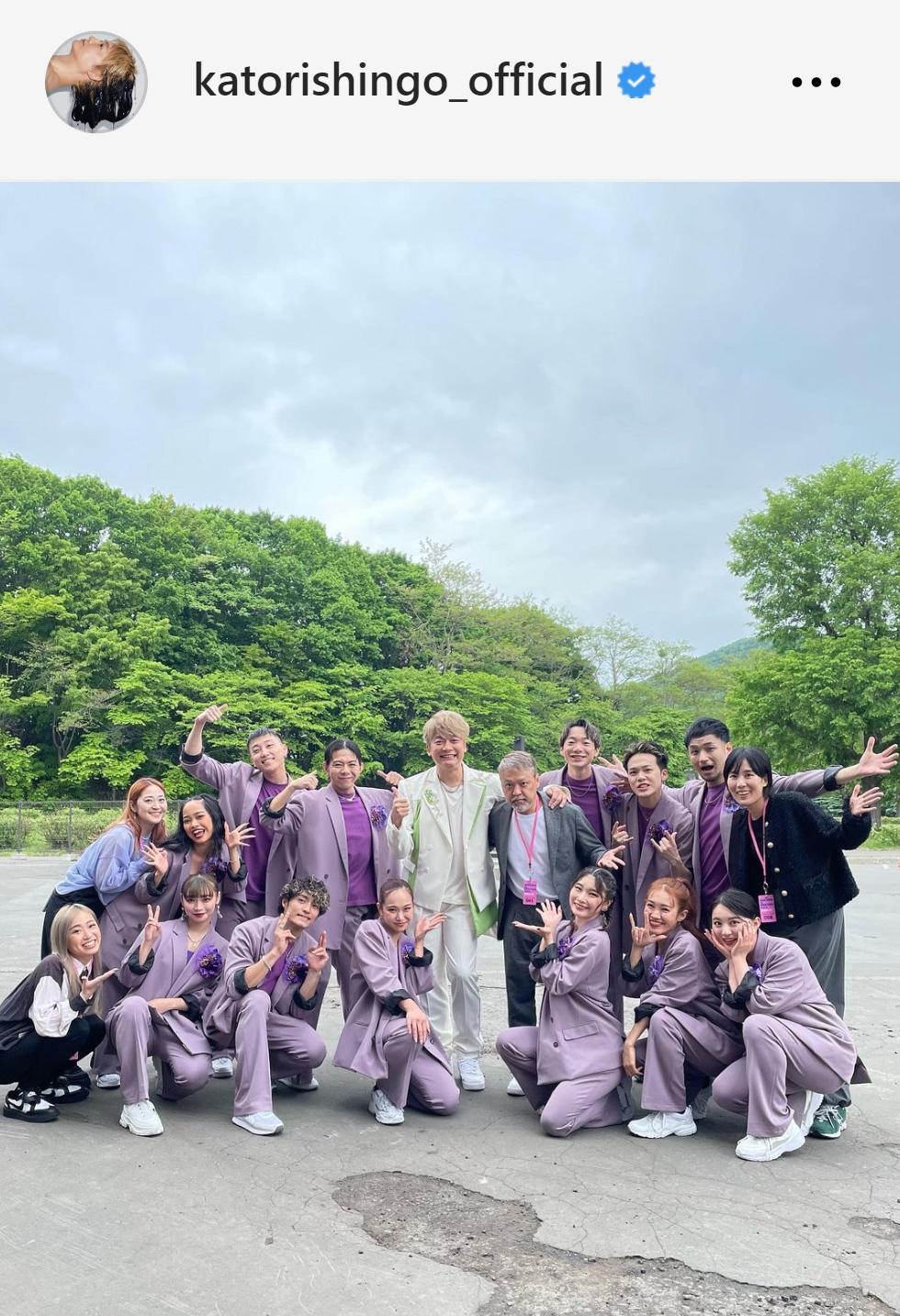 香取慎吾（中央）は、ファンミーティングに参加したダンサーたちと集合写真に納まる（香取慎吾のインスタグラムから）