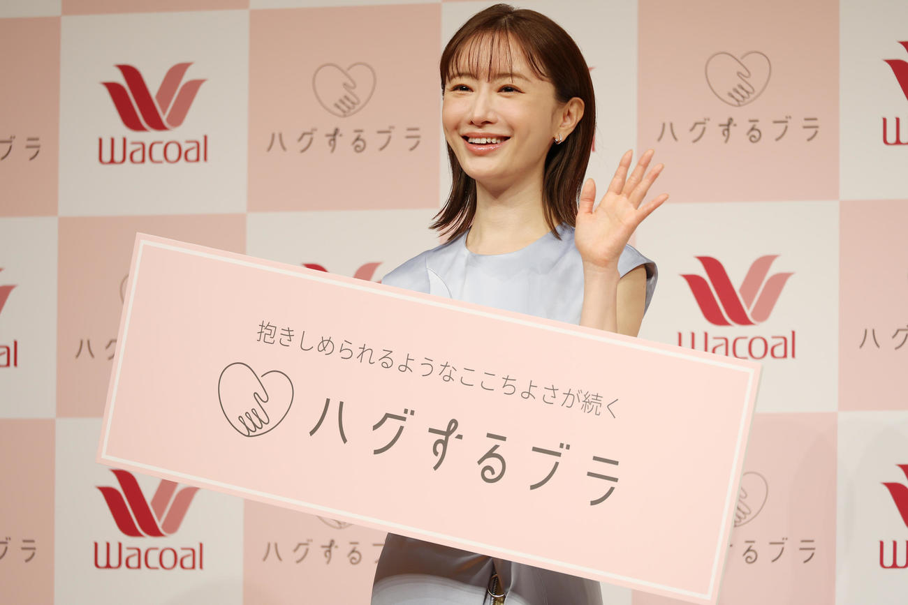 フォトセッションする松本まりか（撮影・中島郁夫）
