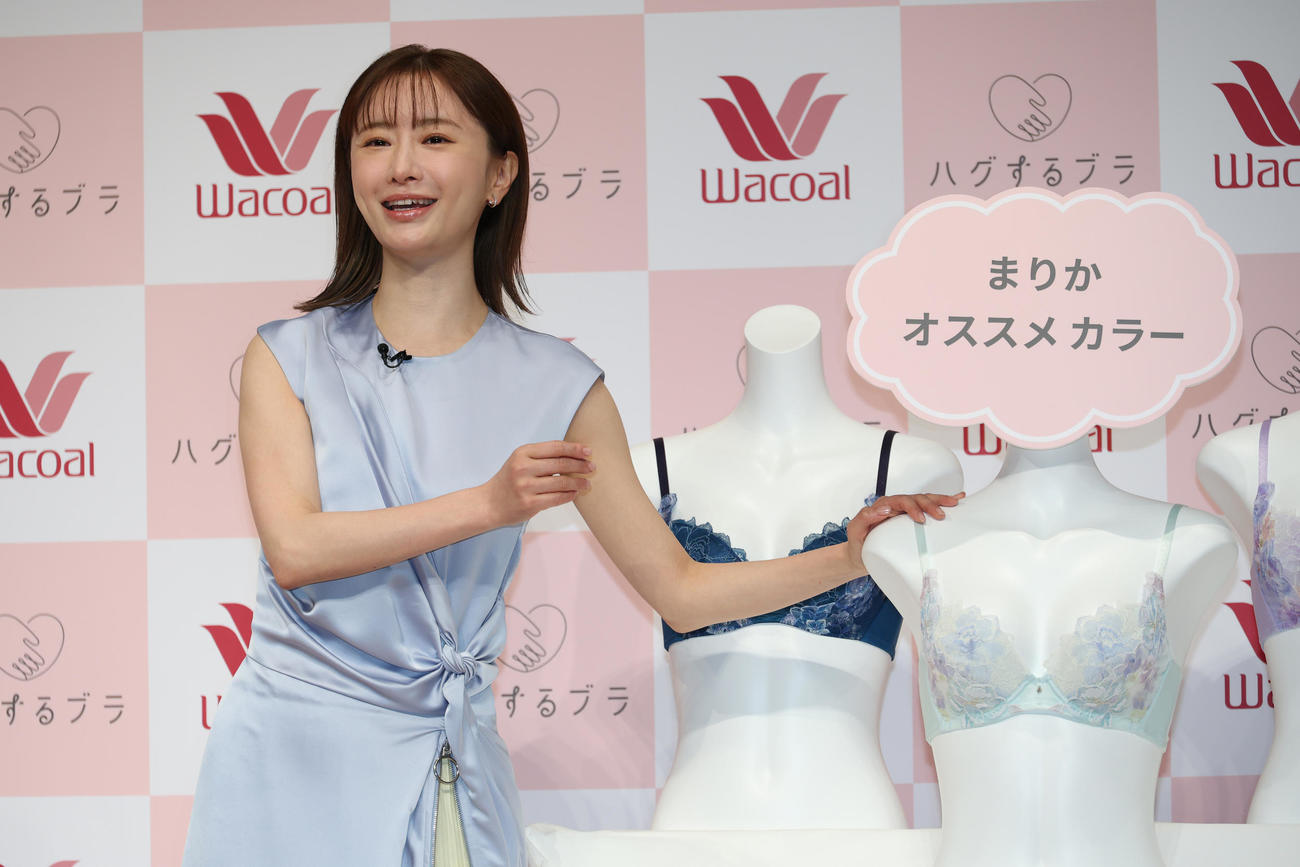 ワコール新商品を説明する松本まりか（撮影・中島郁夫）
