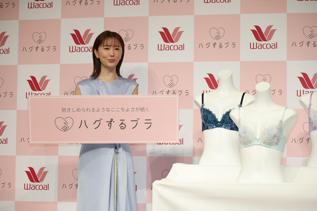 フォトセッションする松本まりか（撮影・中島郁夫）