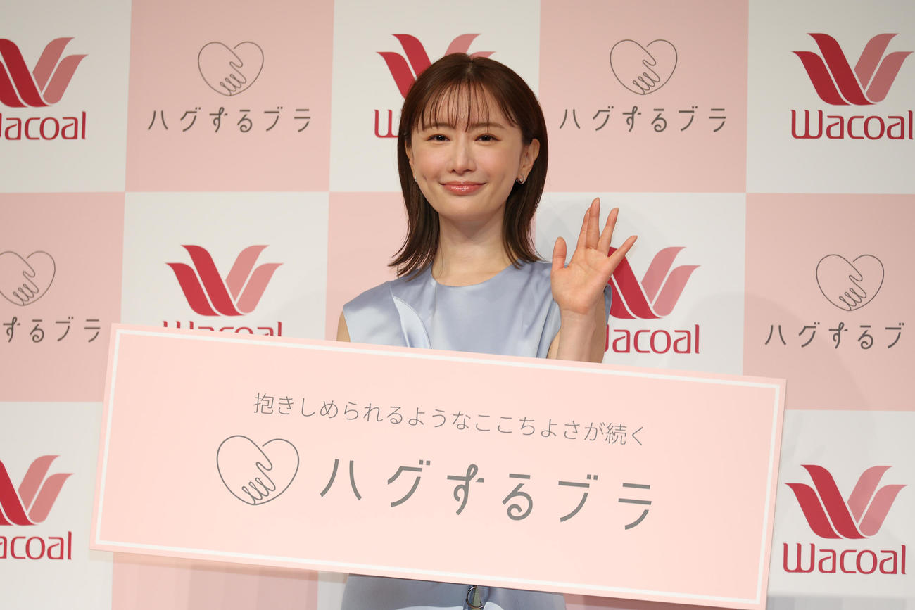 フォトセッションする松本まりか（撮影・中島郁夫）