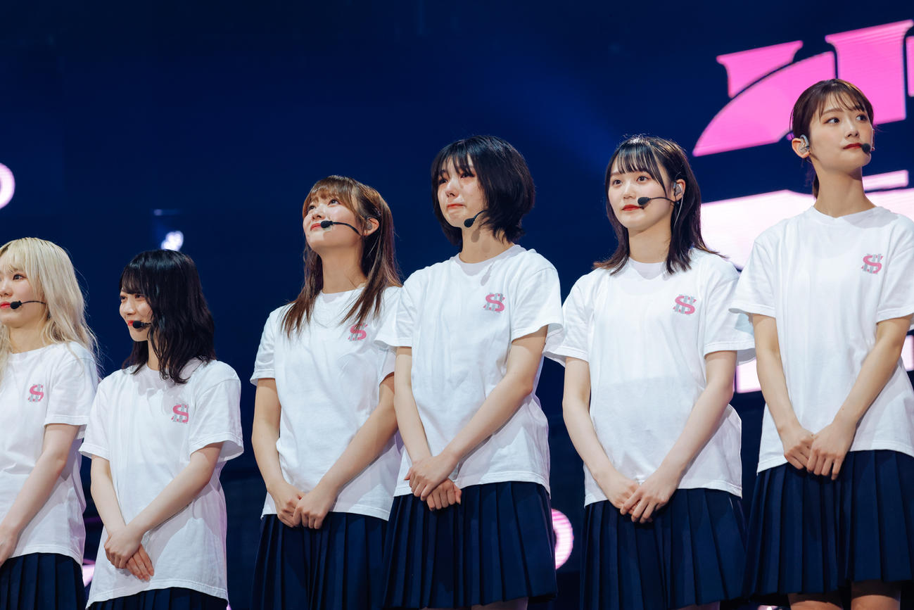 全国ツアーの千秋楽公演であいさつする櫻坂46。左から小池美波、森田ひかる、田村保乃、藤吉夏鈴、増本綺良、井上梨名（撮影・上山陽介氏）