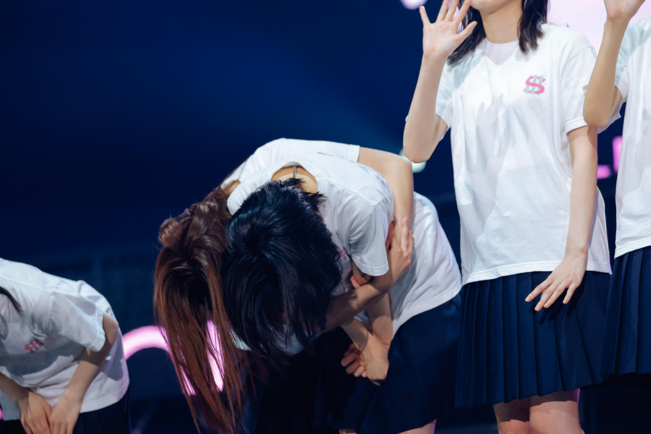 全国ツアーの千秋楽公演であいさつする櫻坂46の藤吉夏鈴（中央）を、田村保乃が抱き締める（撮影・上山陽介氏）