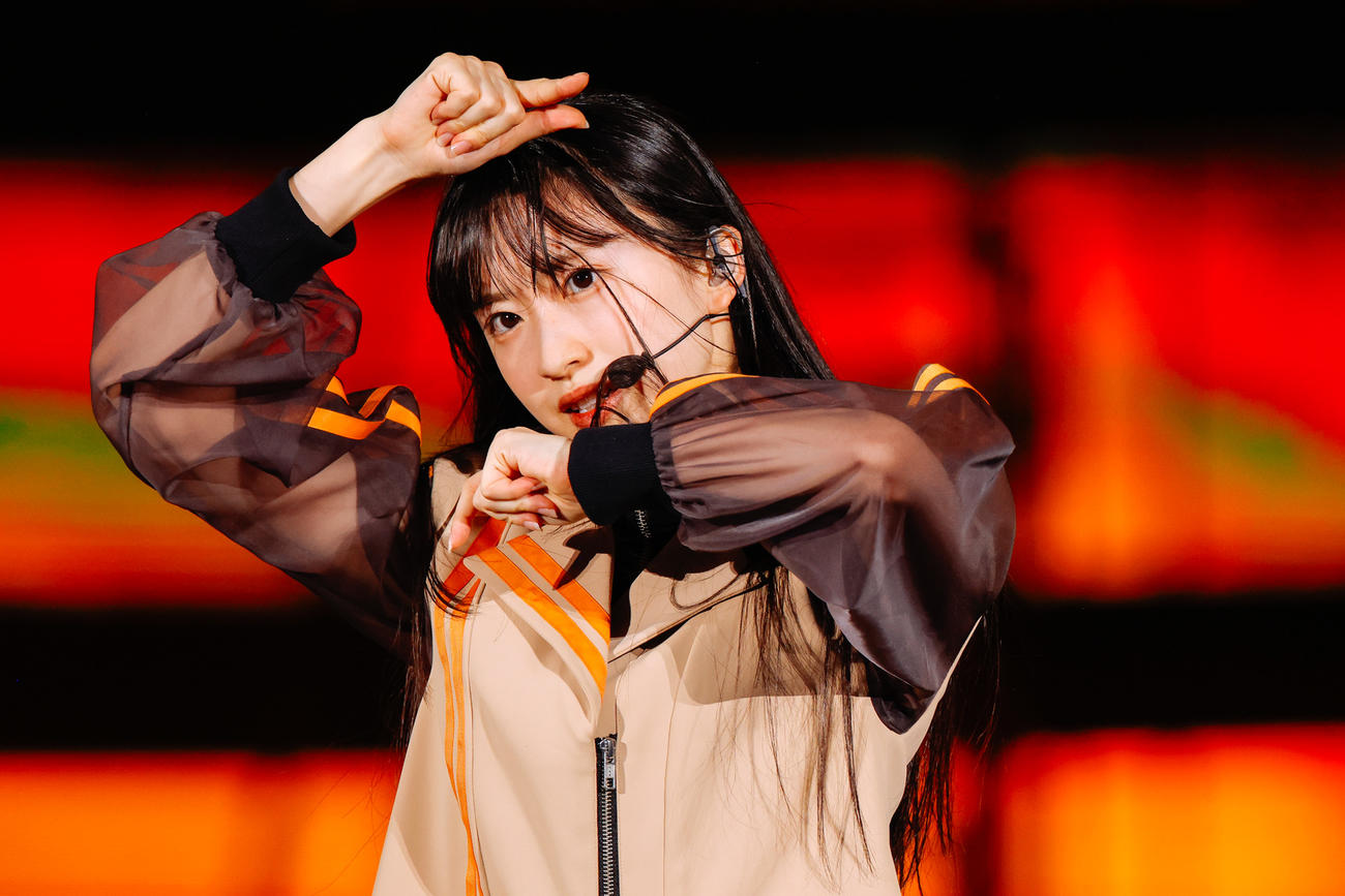 全国ツアーでパフォーマンスする櫻坂46三期生の村井優（撮影・上山陽介氏）