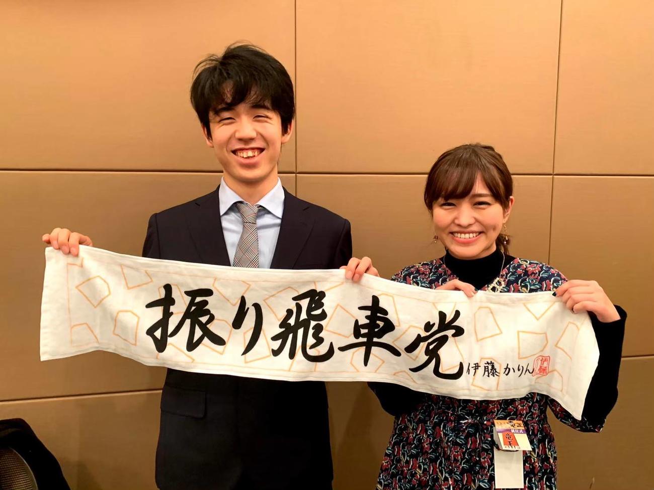 藤井聡太7冠（左）と元乃木坂46の伊藤かりん