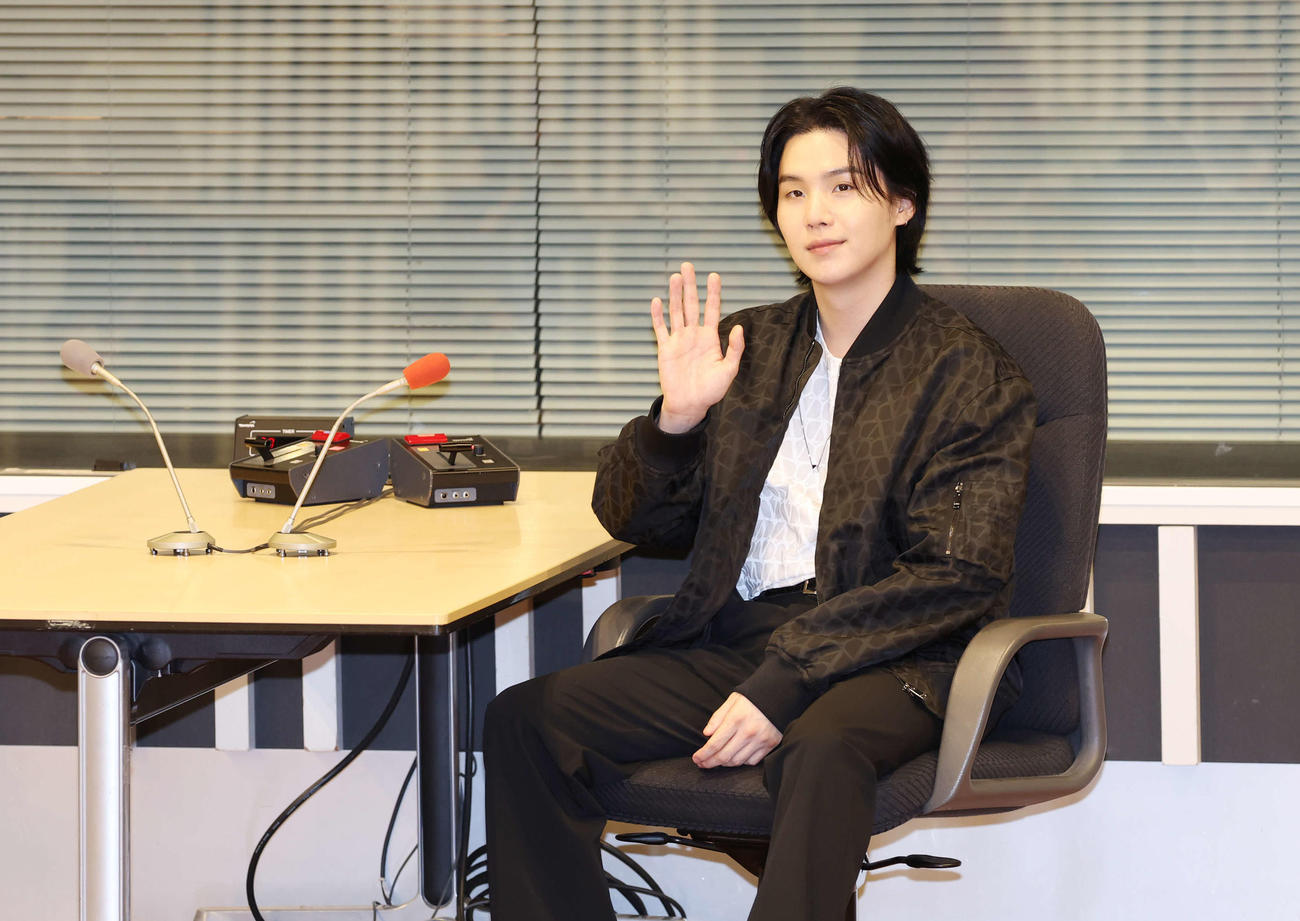 「BTS SUGAのオールナイトニッポンGOLD」に出演するBTSのSUGAは放送ブースで手を振る（撮影・宮地輝）