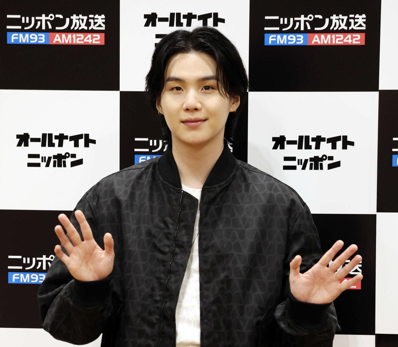 「BTS SUGAのオールナイトニッポンGOLD」に出演するBTSのSUGAは笑顔を見せる（撮影・宮地輝）
