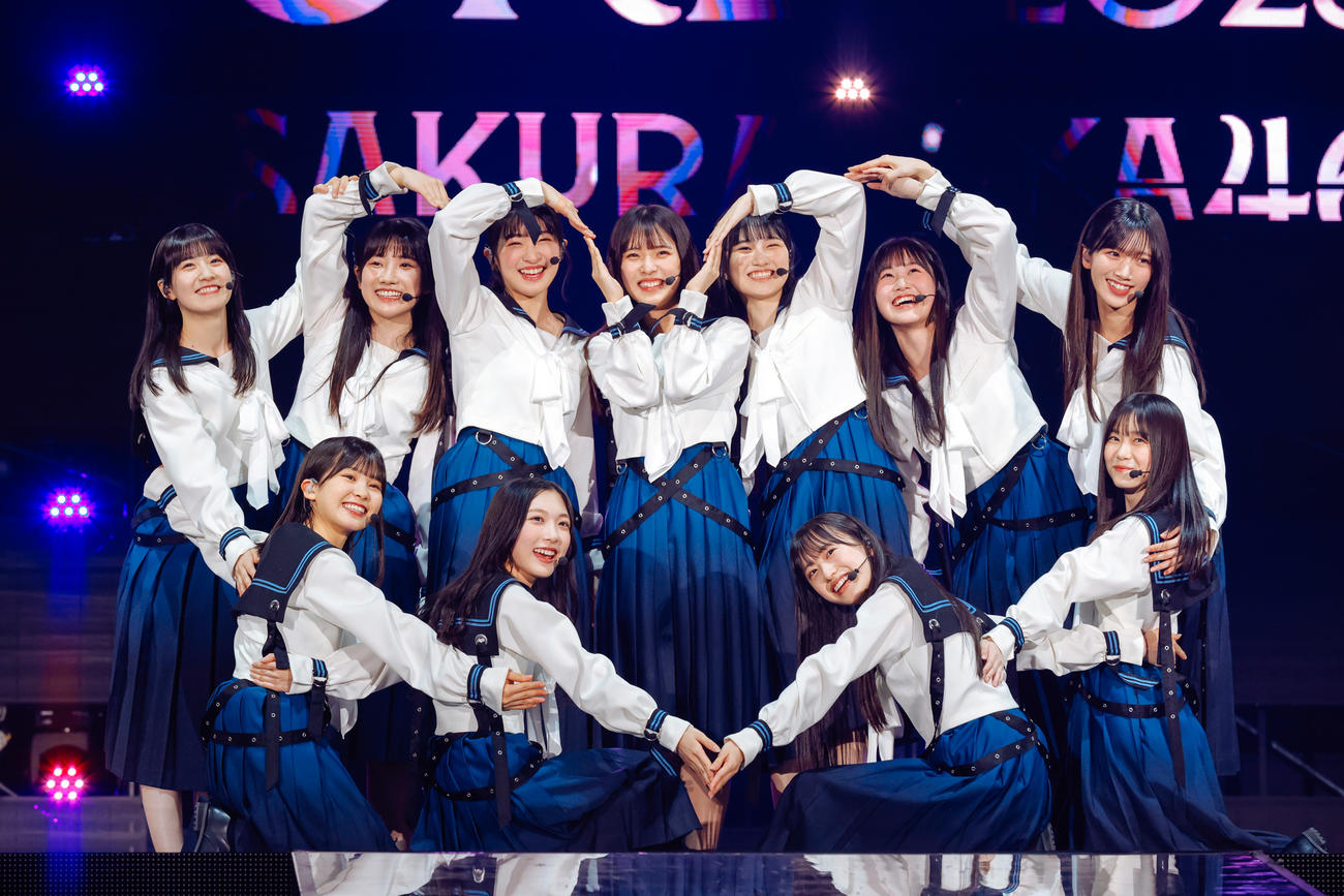全国ツアーでパフォーマンスする櫻坂46の三期生（撮影・上山陽介氏）