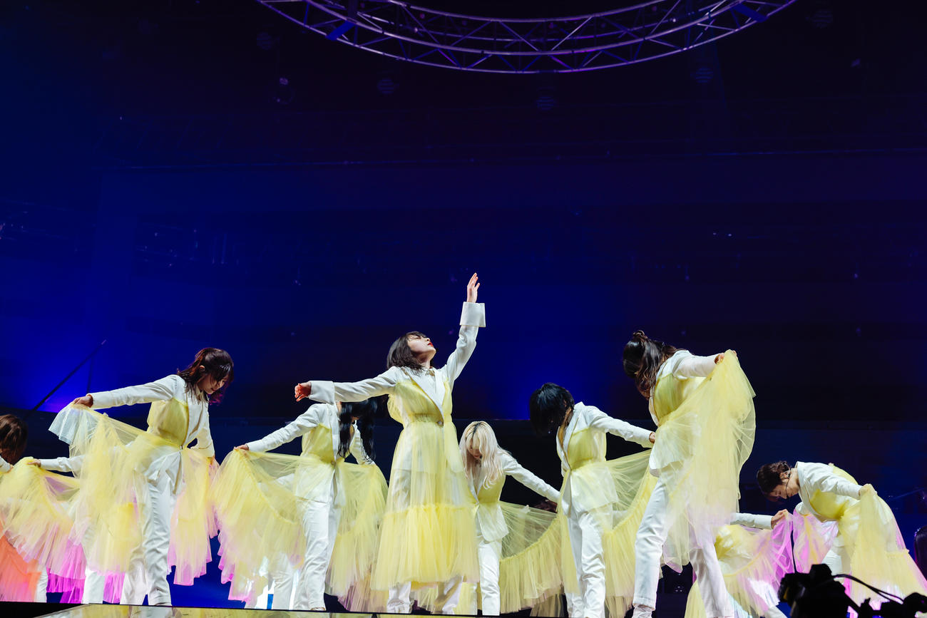 全国ツアーでパフォーマンスする櫻坂46（撮影・上山陽介氏）