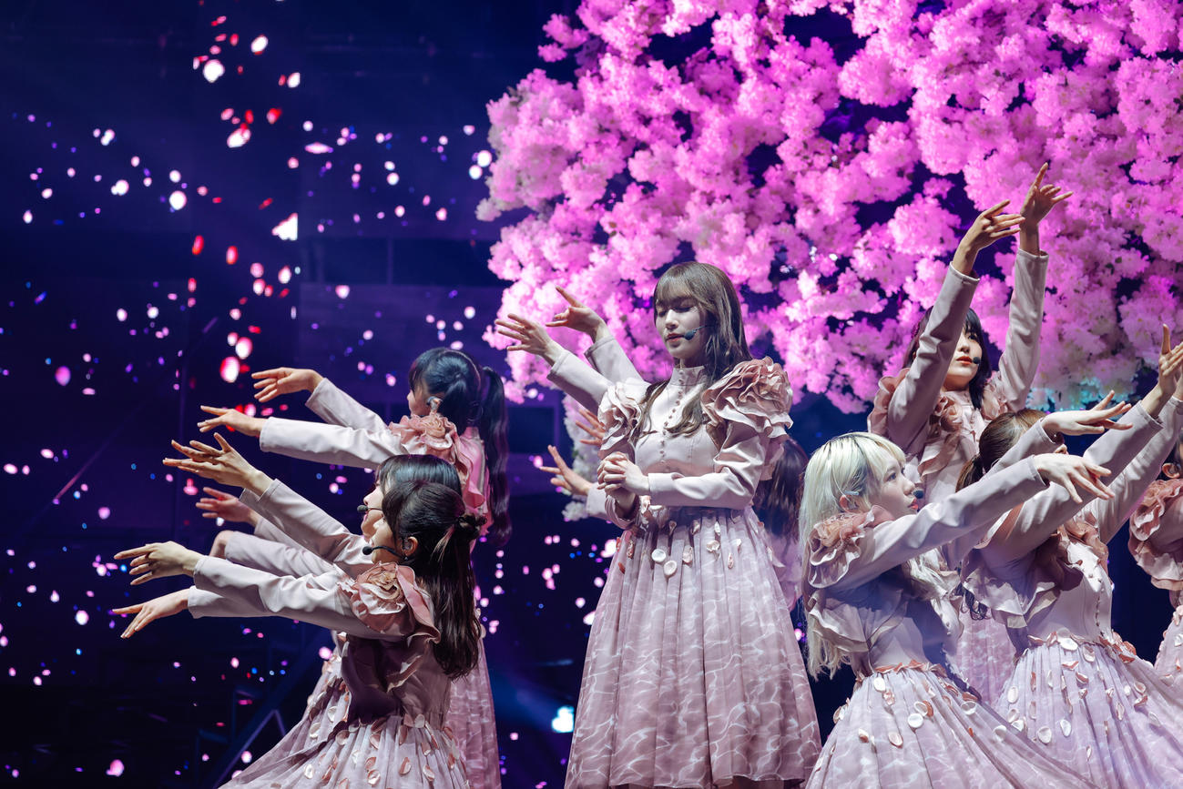 全国ツアーでパフォーマンスする櫻坂46（撮影・上山陽介氏）