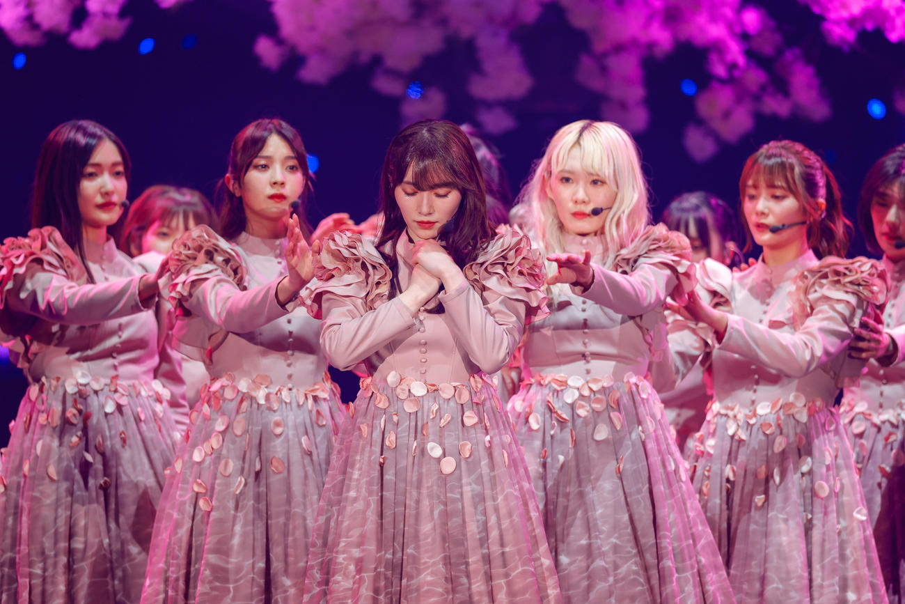 全国ツアーでパフォーマンスする櫻坂46（撮影・上山陽介氏）