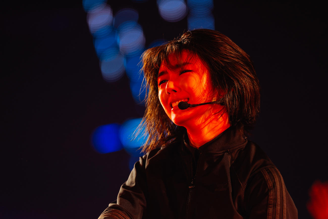 全国ツアーでパフォーマンスする櫻坂46藤吉夏鈴（撮影・上山陽介氏）