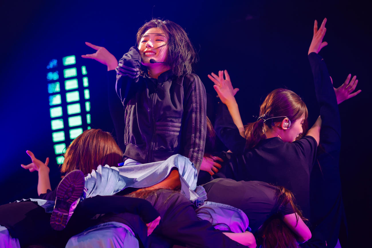 全国ツアーでパフォーマンスする櫻坂46。中央は藤吉夏鈴（撮影・上山陽介氏）