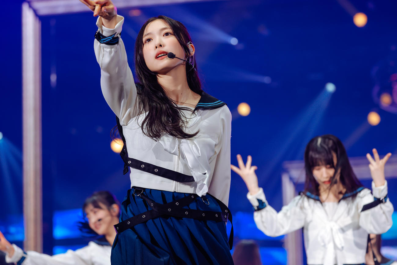 全国ツアーでパフォーマンスする櫻坂46の三期生。中央は谷口愛季（撮影・上山陽介氏）
