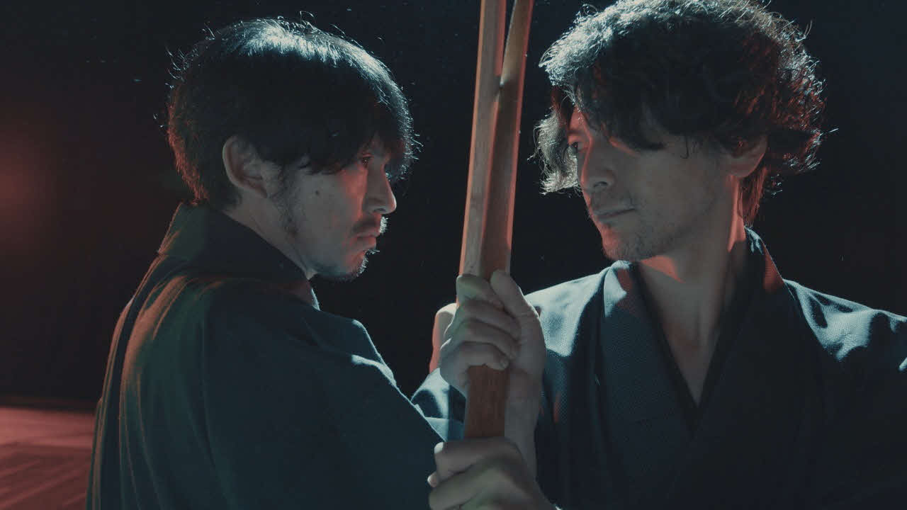 映画「邯鄲の夢　三重芝居と四人の役者」の1シーン。松林慎司（左）と須賀貴匡(C)明治産業・グッドラックスリー