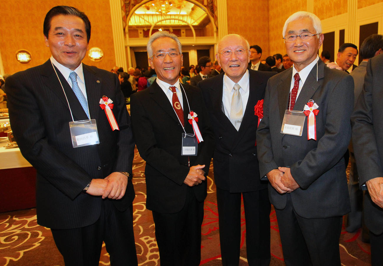 11年12月、「岡本伊三美さん出版記念祝賀会」で談笑する、左から日本ハム梨田前監督、上岡龍太郎さん、岡本伊三美氏、安藤統男氏